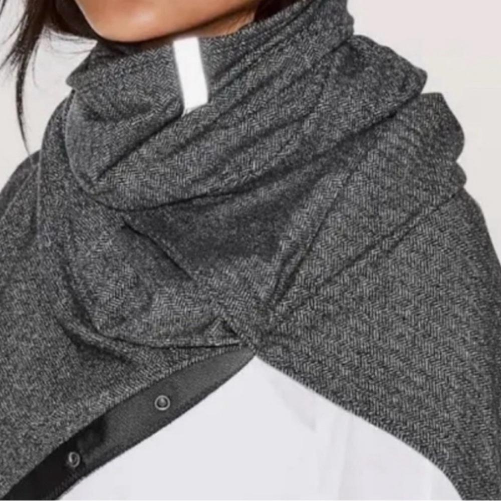EUC Lululemon Wrap scarf in grey